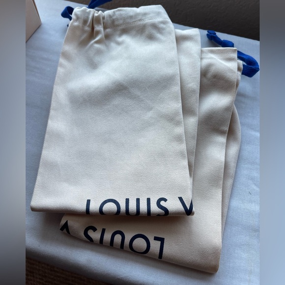 Louis Vuitton heels
Size 38 - Picture 6 of 7